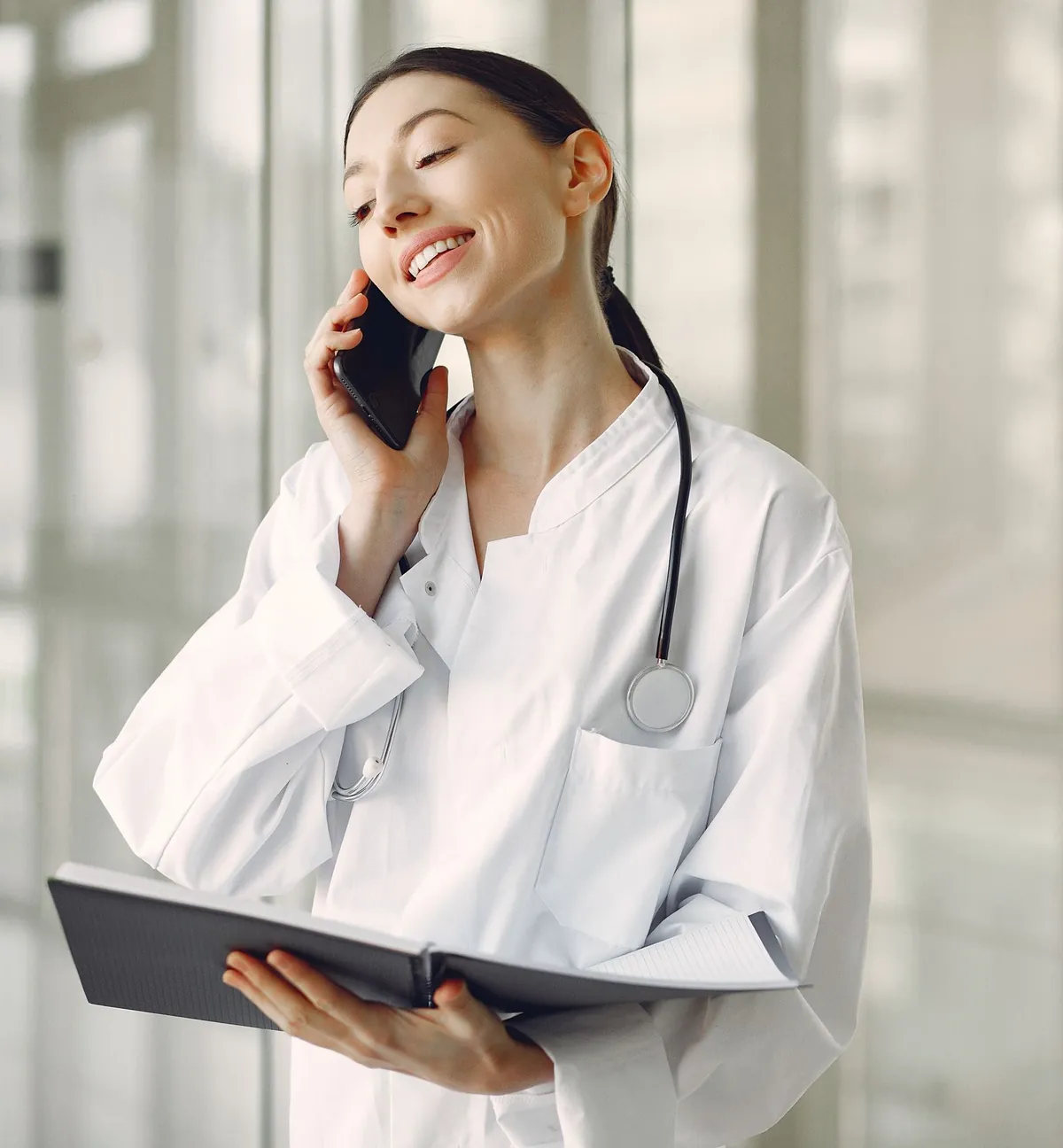 Doctora hablando por teléfono con una paciente